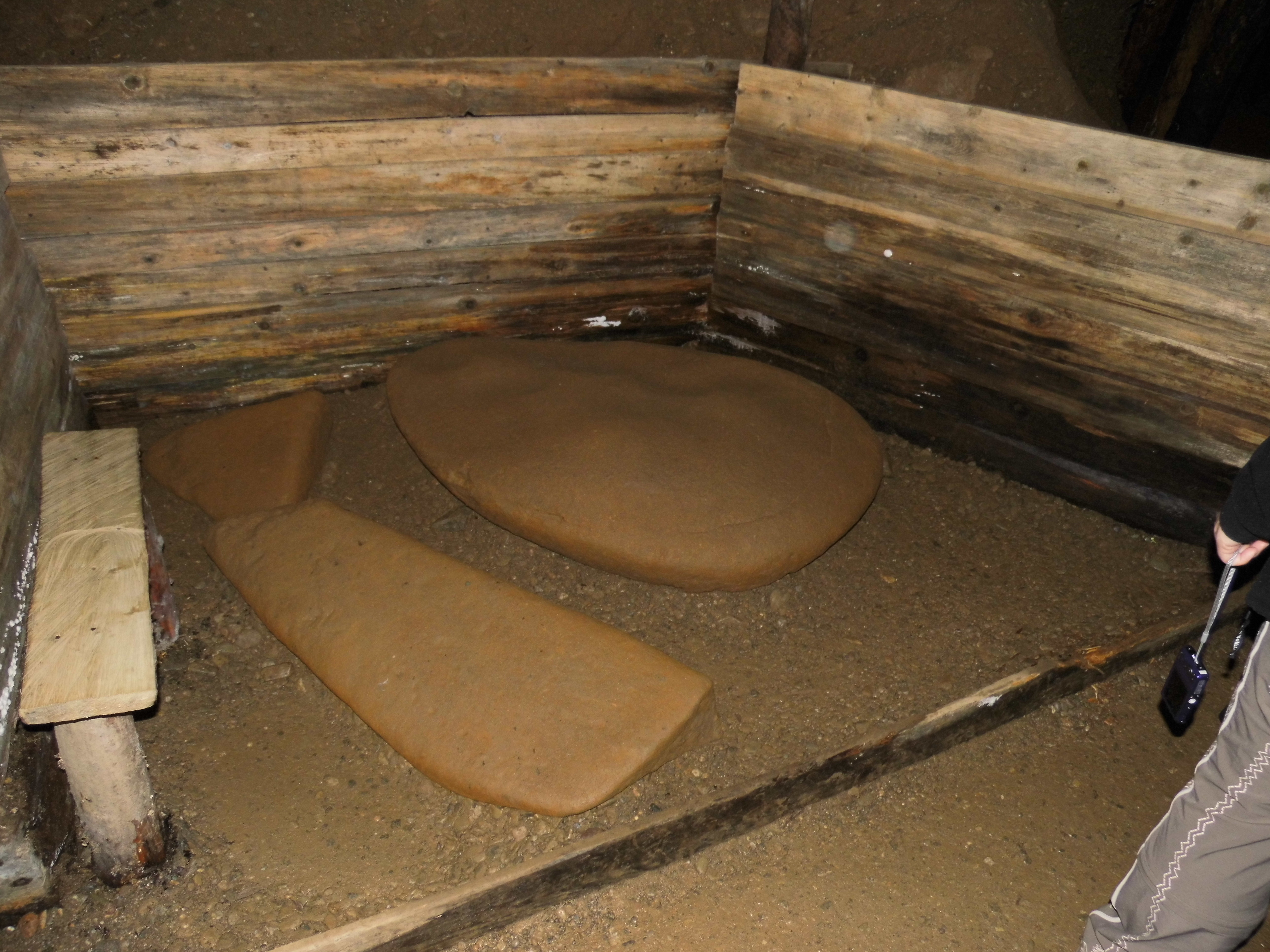 Megalith in den Ravne Tunneln, der Ultraklang und Infraklang ausstrahlt